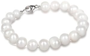 JL0362 bracelet by Jwl Luxury Pearls with genuine white round pearls and a silver clasp, reflecting quiet ocean-borne elegance.