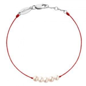 Five pearls on Fortune’s Crimson Thread: RedLine queen perles bracelet with white freshwater pearls on a crimson cord, symbol of luck and protection.